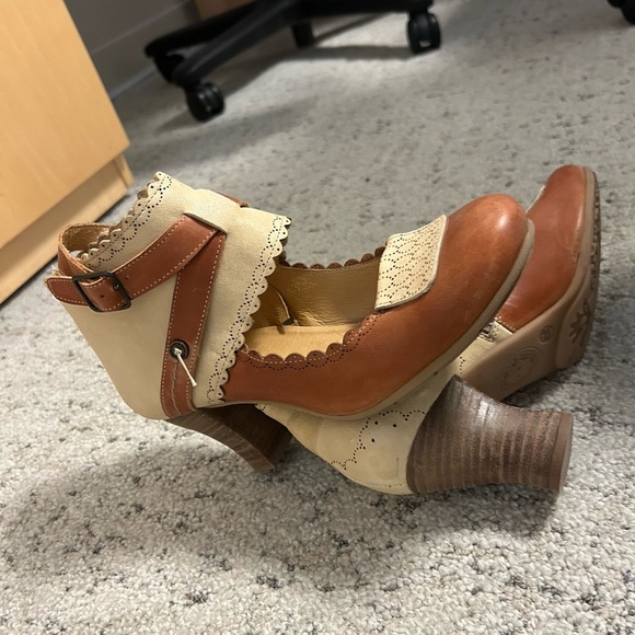 Gold Button 8.5 leather ankle booties w/floral detail excellent used condition - Picture 6 of 15